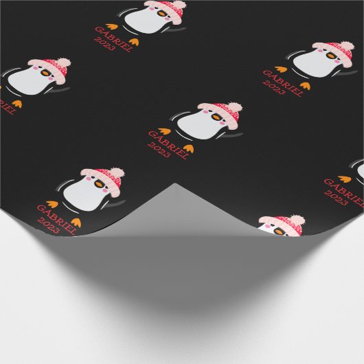 赤パーソナライズされた帽子の可愛いクリスマスペンギン ラッピングペーパー (角)