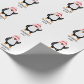 赤パーソナライズされた帽子の可愛いクリスマスペンギン ラッピングペーパー (角)