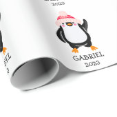 赤パーソナライズされた帽子の可愛いクリスマスペンギン ラッピングペーパー (ロールコーナー)