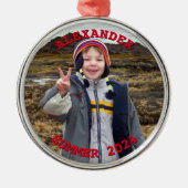 赤パーソナライズされた文字ラウンドファミリーフォト メタルオーナメント (正面)