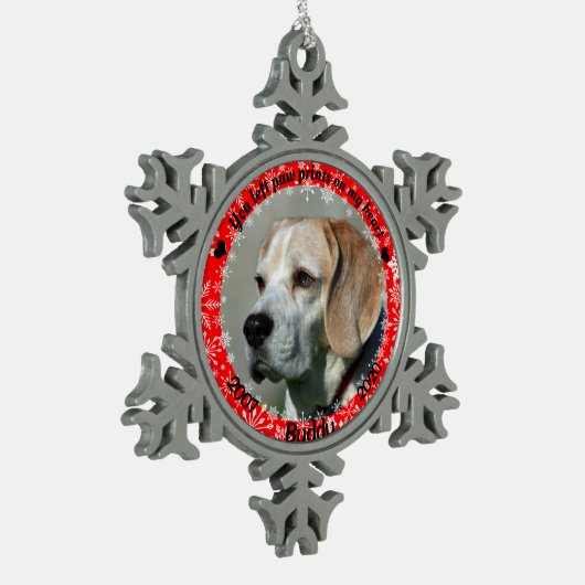 赤パーソナライズされた犬記念碑 スノーフレークピューターオーナメント (左)