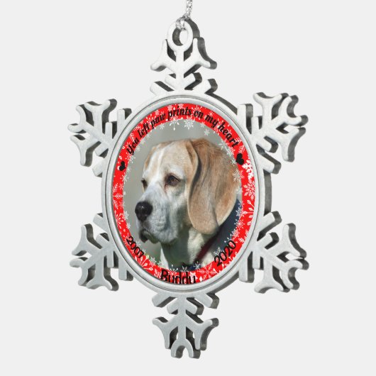 赤パーソナライズされた犬記念碑 スノーフレークピューターオーナメント (右)