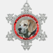 赤パーソナライズされた犬記念碑 スノーフレークピューターオーナメント (正面)