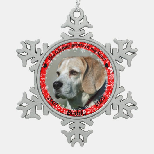 赤パーソナライズされた犬記念碑 スノーフレークピューターオーナメント (正面)