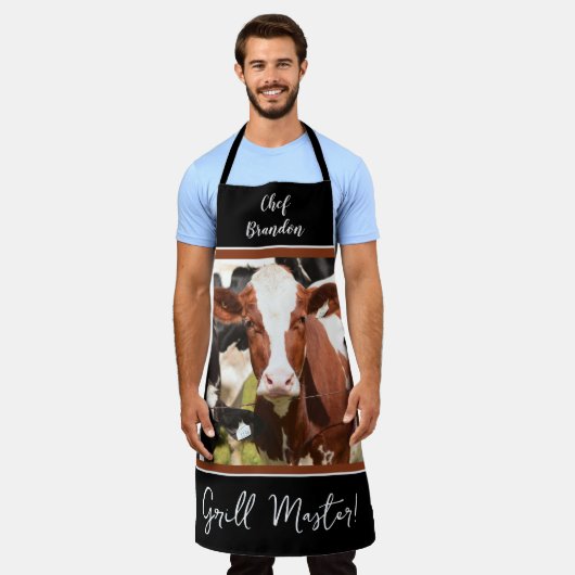 赤パーソナライズされた白ホルスタイングリルマスター エプロン (着用した状態)
