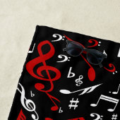 赤パーソナライズされた白・黒の楽譜 ビーチタオル (インサイチュ)