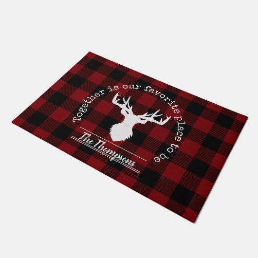 赤パーソナライズされた素朴と黒のバッファローのプレイド ドアマット (アングル)