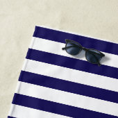 赤パーソナライズされた青・白カバナストライプ ビーチタオル (インサイチュ)