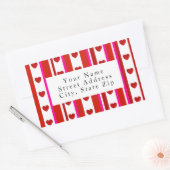 赤ピンクの白いストライプハートラベル 長方形シール (封筒)