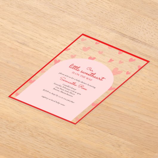赤ピンクハートリトルスウィートガールベビーシャワー アクリル招待状 (レイダウン)