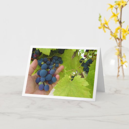 赤ブドウの束を手に カード (黄色い花)