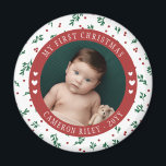 赤ベリかわいらしーパターンベビー初めてのクリスマス マグネット<br><div class="desc">ベビーのかわいらし初めてのクリスマス写真マグネット曲がった文字と赤いベリかわいらしーと緑のパターンと可愛いハートであなたのベビーのラウンド写真。お与えいの冷蔵庫このベビーの初めてのクリスマスのマグネパーソナライズされたットとフェスティバルtouch喜びのバンドルの名前と写真！</div>