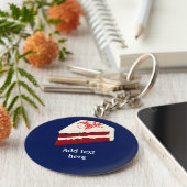 赤ベルベットケーキのスライスあなたの名前、任意の色 キーホルダー (側面)