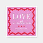 赤マゼンタの愛が波状の正方形にある スタンダードカクテルナプキン (正面)