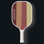 赤ミニマルモダンレトロストライプ ピックルボールラケット<br><div class="desc">赤カスタムと茶色の色のシンプルのパドルと片側の選択の名前のパドル。好きなストライプデザインツールで色を変えもしる！</div>