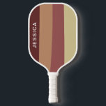 赤ミニマルモダンレトロストライプ ピックルボールラケット<br><div class="desc">赤カスタムと茶色の色のシンプルのパドルと片側の選択の名前のパドル。好きなストライプデザインツールで色を変えもしる！</div>