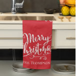 赤メリークリスマススクリプパーソナライズされたト キッチンタオル<br><div class="desc">このデザインはメリークリスマスを特徴とし、書道の台本とシンプルし、フェスティバルの緑、ホステスの記念品ギフトは、あなた自身を作成することができ、休日のベーキングに最適お洒落で、かわいいおもしろい、に最適おもしろい、クリスマス、ミニマリストのギフト。</div>