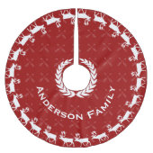 赤メリークリスマスファミリー名トナカイの矢印 ブラッシュドポリエステルツリースカート (正面)