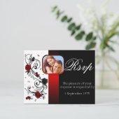 赤モダンと黒のバラ結婚式RSVP インビテーションポストカード (スタンド正面)