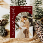 赤モダンアーチ写真ニューメリーリウェッド&結婚した シーズンカード<br><div class="desc">新祝しい旅の旅この休暇のシーズンは新しい人の写真を素晴らし特集したカーお気に入りのドと一緒に。赤いアーモダンチデザインははっきりしたフェスティバルの背景を作り出し、タイポグラフィの中で「メリー&結婚した」の明るいメッセージを伝えながら、イメージをエレガントに練りスタイリッシュ上げる。この美しコンテンポラリーさは、あなたの美しい瞬間を強調するだけでなく、あなたの休日の挨拶に暖かさと喜びのtouchを追加する。家族や友人と共有するのに最適な、このカードは、季節を通じてフェスティバル応援を広げながら、あなたの愛の興奮をキャプチャする。</div>