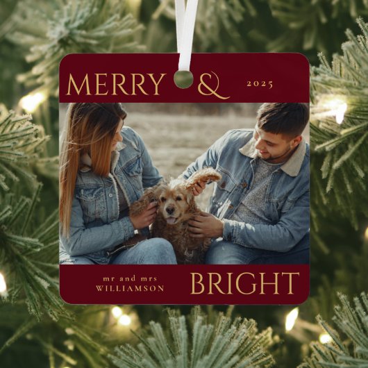 赤モダンスタイリッシュメリーのクリスマス家族の写真 メタルオーナメント (インサイチュ)