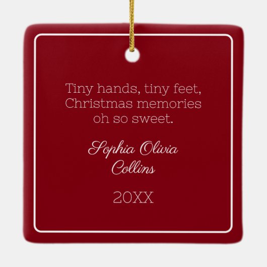 赤モダンベビー写真ミニマルなクリスマスフォト セラミックオーナメント (裏面)