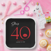 赤モダンミニマル唇She's 4誕生日 ペーパープレート (パーティー)