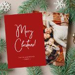 赤モダン書台本メリークリスマス シーズンカード<br><div class="desc">非常にモダンミニマルなデザイン、コンテンポラリー「メリークリスマス」の書道と正面にあなたの家族の名前または他の文字の選択の写真と背中にあなたの写真とクリスマスカード。</div>