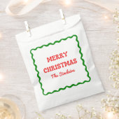 赤モダン波縁どと緑のクリスマスのパーティー フェイバーバッグ (クリップ留めされた状態)