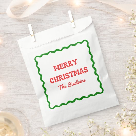赤モダン波縁どと緑のクリスマスのパーティー フェイバーバッグ (クリップ留めされた状態)