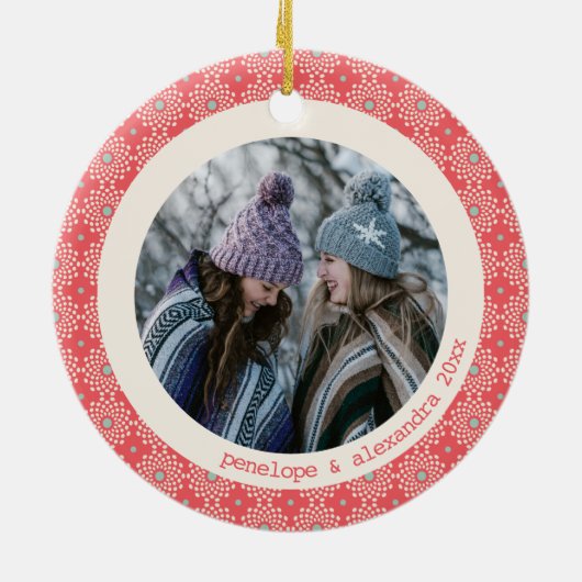 赤モダン白の丸の写パーソナライズされた真 セラミックオーナメント (裏面)