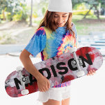 赤モダン白抽象芸術カスタム名パーソナライズされた スケートボード<br><div class="desc">赤モダン白抽象芸術名パーソナライズされたスケートボーカスタムドは抽象芸術の背景にパーソナライズされたタイポグラフィであなたの名前をモダン特徴とする。表示された文字・ボックスで文字を編集してパーソナライズ与えギフトやスケーお気に入りのボードで作ったクリスマス、誕生日、BFFのスケートボードに©Evco Studio www.zazzle.com/store/evcostudio</div>
