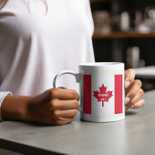 赤モダン色の白「私のカナダは肘を上げる」 コーヒーマグカップ