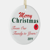 赤モノグラムのパーソナライズされた緑のメリークリスマス セラミックオーナメント (右)