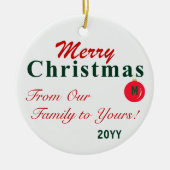 赤モノグラムのパーソナライズされた緑のメリークリスマス セラミックオーナメント (正面)