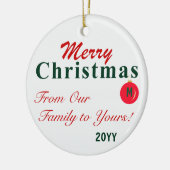 赤モノグラムのパーソナライズされた緑のメリークリスマス セラミックオーナメント (左)