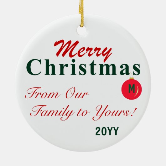 赤モノグラムのパーソナライズされた緑のメリークリスマス セラミックオーナメント (裏面)