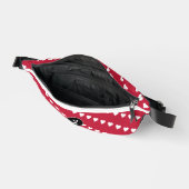 赤モノグラム上の白ハートパターン ファニーパック (見開き)