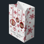 赤ユニークバウブルオーナメント3 Photo Christmas ミディアムペーパーバッグ<br><div class="desc">このおもしろいの休日抱き枕はユニーク、3つの写真を持つデザインを備えぶら下がったて、各々の赤いクリスマスボールのオーナメントまたはバウブルの中心にある。背景は白く、フェスティバル赤い雪片。署名と読日付の宇宙とハッピーホリデーのキャプション。あなたの季節の贈り物に可愛いパーソナルtouchを追加する美しい与え方法！</div>