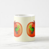 赤リンゴの幸せな虫 コーヒーマグカップ (中央)