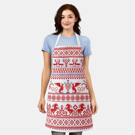 赤ロシアの伝統的オーナメント エプロン (着用した状態)