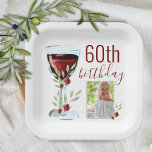 赤ワインバラ水彩写真60誕生日 ペーパープレート<br><div class="desc">赤素朴ワイングラスバラ水彩写真60thバースデーパーティー紙ボウル。このデザインは水色の赤ワインのガラス、バラ、小枝を持っている。文字は完全にカスタマイズ可能。写真と年齢でカスタマイズ可能。</div>