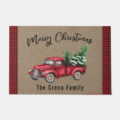 赤ヴィンテージトラックとクリスマスツリー歓迎マット ドアマット (正面)