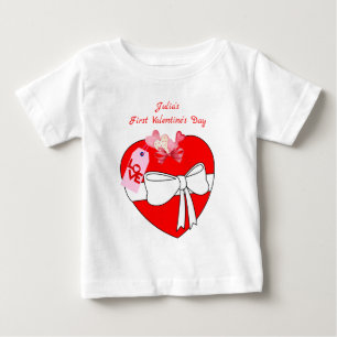 赤与えちゃん女の子のための私のハートギフト1stバレンタイン ベビーTシャツ