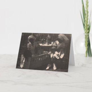 赤十字のナースの衣裳の女の子は健康なカードを得ます カード