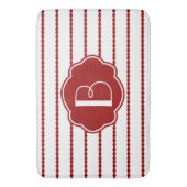 赤及び白の帆立貝は縞で飾ります; イニシャルを加えて下さい バスマット (正面縦)