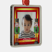 赤及び金ゴールドのフレーム及びくるみ割りのベビーの第1クリスマス メタルオーナメント (右)