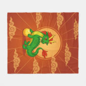 赤地に緑の中国の龍 フリースブランケット (正面(横))