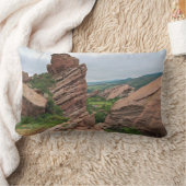 赤岩を取り囲む岩層と岩場 ランバークッション (ブランケット)