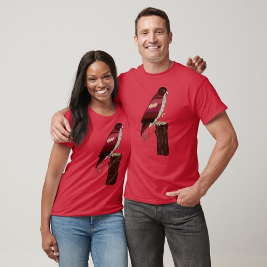 赤後につかれたタカ Tシャツ (ユニセックス)